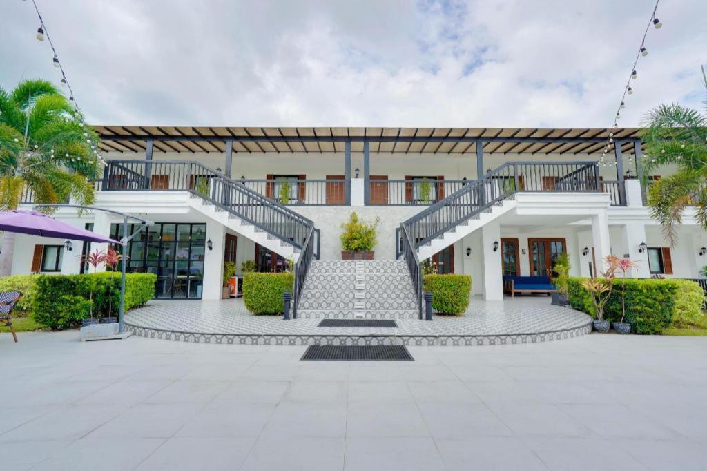 The Mansion Hotel Mabalacat Exterior foto